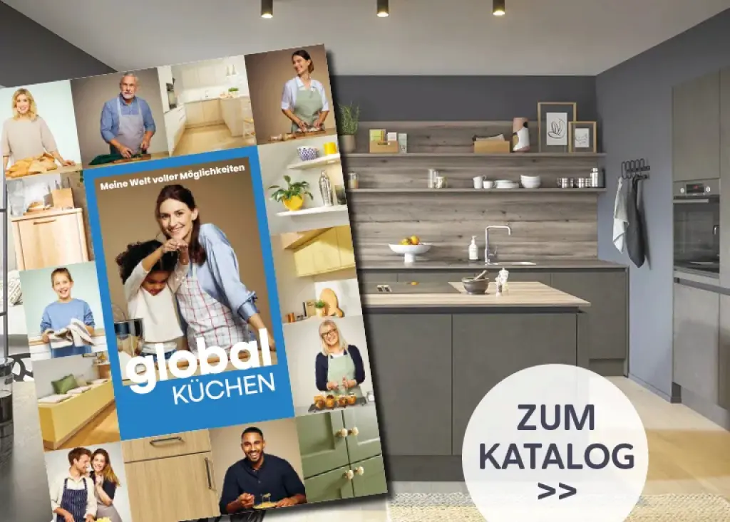 global küchen Katalog vor moderner Küche mit Kochinsel, grauen Fronten und Holzrückwand, Inspiration für Küchenplanung, funktionale Küchenmöbel und zeitgemäßes Küchendesign.